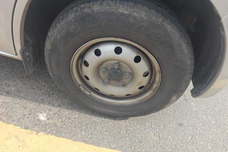 Used CHANGAN KAICHENG Ruixing M60 2023 1.5L GDI Elite-Class Passenger Vehicle 6/7 Seats Right Front Wheel Hub