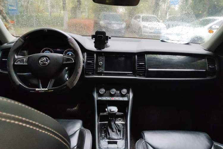 Used Skoda Kodiaq 2019 Facelifted TSI330 5-Seater Two-Wheel-Drive Luxury Enjoyment Edition China VI Standard Center Console