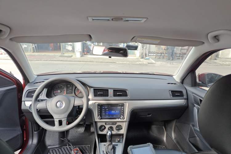 Used Volkswagen Gran Lavida 2013 1.6L Automatic Fashion Model