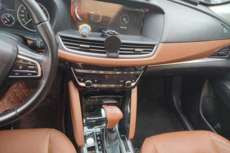 Used BORGWARD BX7 2016 28T Four-wheel Drive Luxury Edition 5 Seats Audio And AC Panel