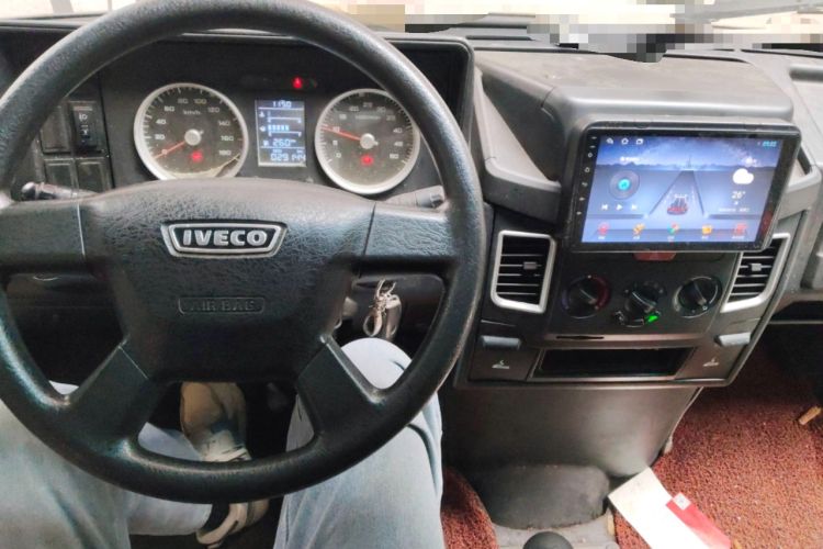 Used Iveco Daily 2020 2.5T A35 Passenger Van with Dual Tires Mid-Roof Design 5-9 Seater Side-Sliding Door China V Emission Standard