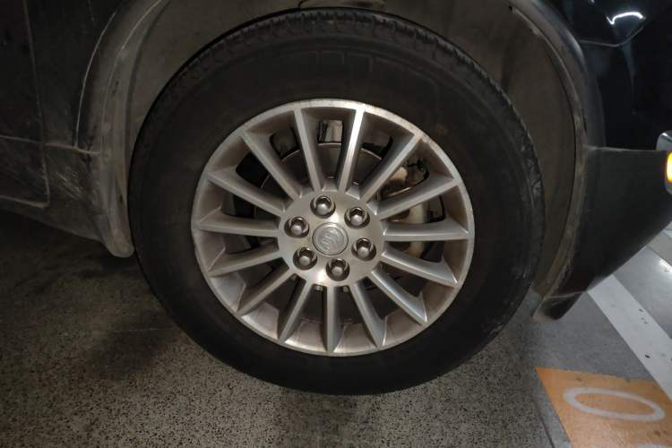 Used Buick Enclave 2013 3.6L Two-Wheel-Drive Elegance Edition Right Front Wheel Hub