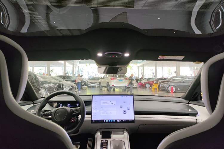 Used Xiaomi Auto SU7 2024 Four-Wheel Drive Ultra-Long Range Advanced Intelligent Driving Max Edition
