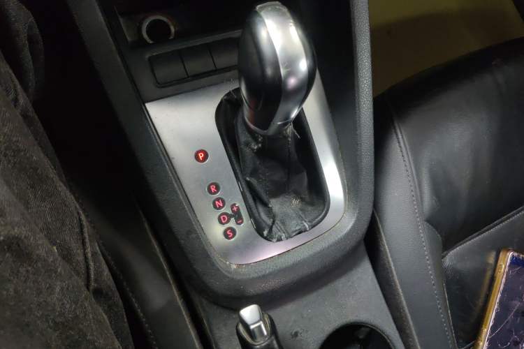 Used Volkswagen Sagitar 2012 1.6L Automatic Comfort Edition Gear Lever