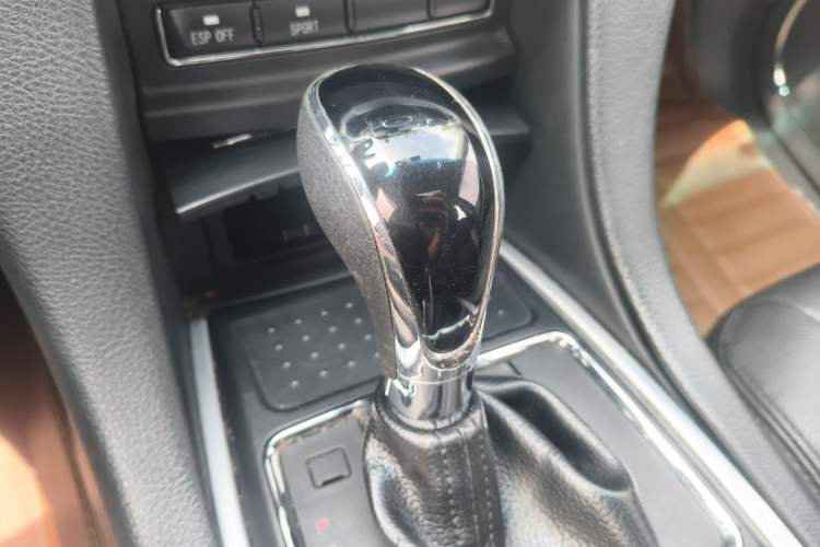 Used JMC Yusheng S350 2014 2.4T Automatic 2WD Diesel Luxury Version with Sunroof 5 Seats
