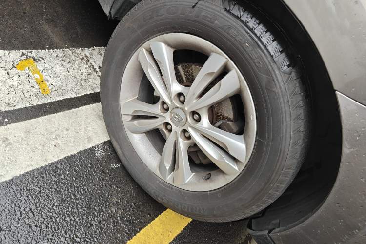 Used Hyundai ix35 2010 2.0L Automatic Two-Wheel Drive Elite Edition GLS Right Front Wheel Hub