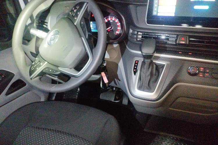 Used SAIC MAXUS Xintu V90 2022 2.0T Automatic VAN Rear-Drive Extended Wheelbase High Roof with Dual Rear Tires 3-Seater