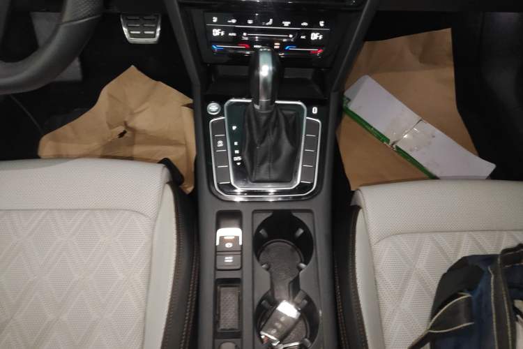 Used Volkswagen Magotan 2023 2 Million Units Commemorative Edition 330TSI DSG Luxury Version Gear Lever