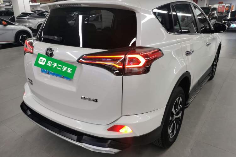 Used Toyota RAV4 2016 2.0L CVT Two-Wheel Drive Fashion Edition China V Standard