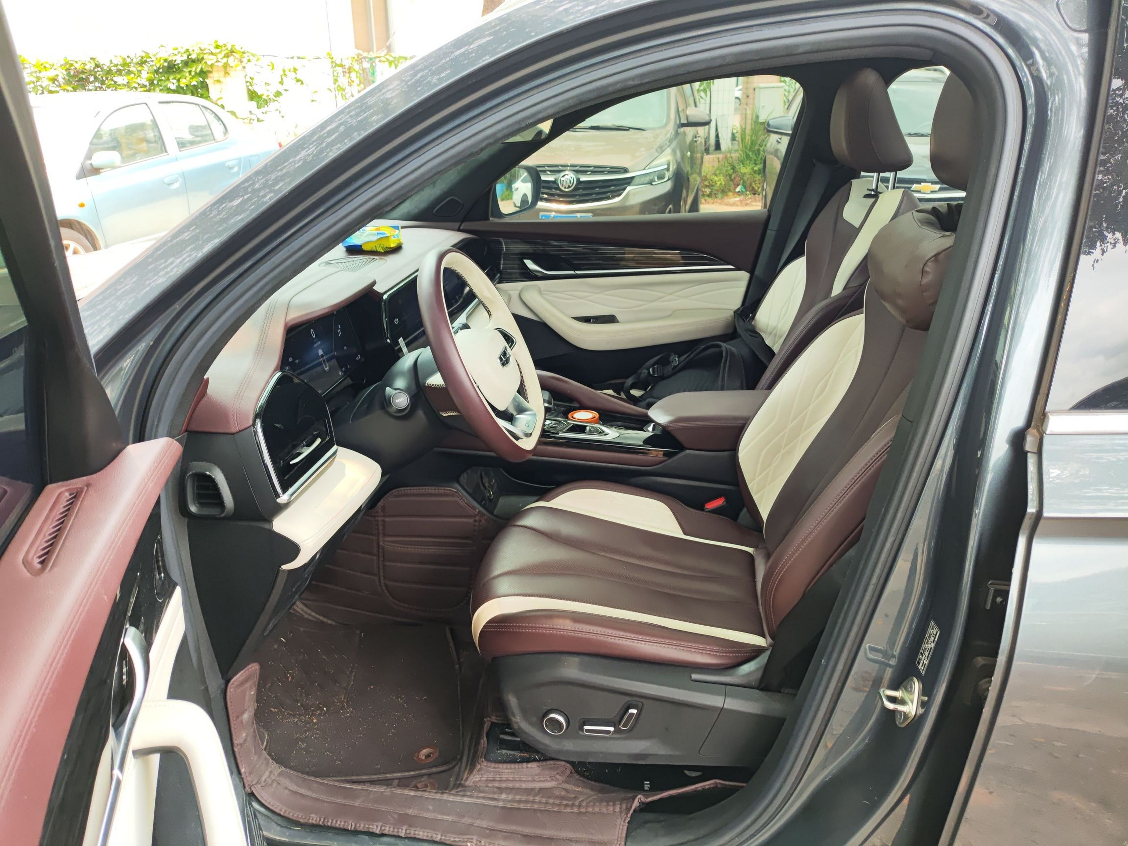 المقاعد الأمامية داخل السيارة