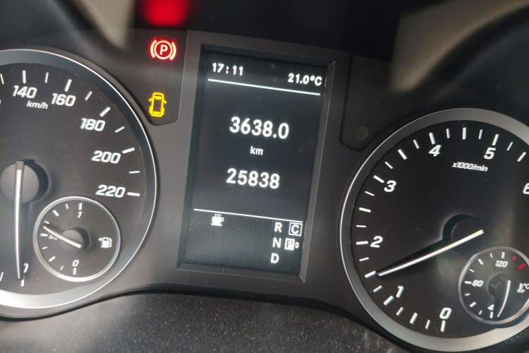 Used Mercedes-Benz Vito 2023 2.0T Elite Version 7 Seats Odometer Close Up