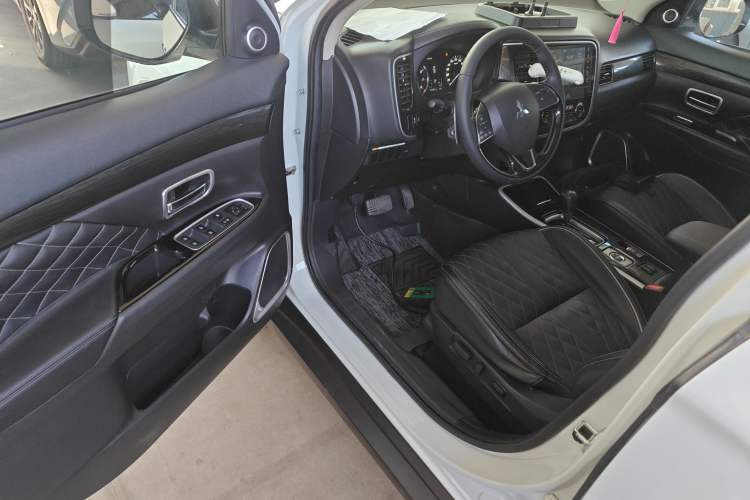 Used Mitsubishi Outlander 2020 2.4L 4x4 Zhi Xiang Edition 7-Seater
