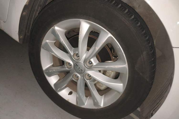 Used Kia K3 2016 1.6L Automatic GLS Right Front Wheel Hub
