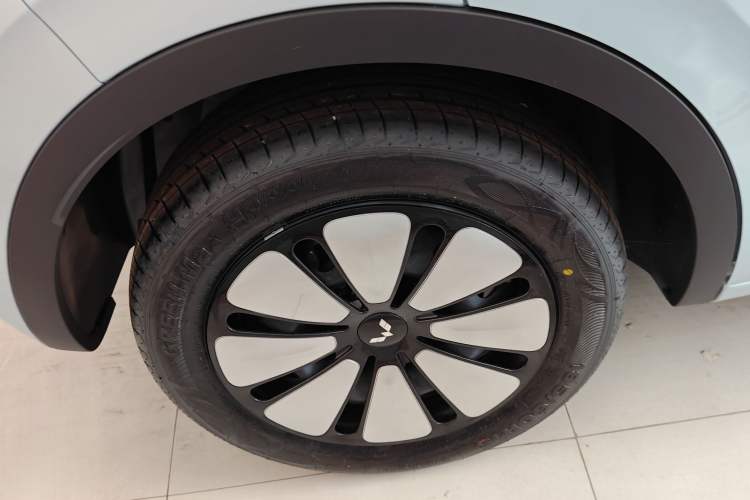 Used Wuling Bingo 2025 333 km Lingxi Connected Version Right Rear Wheel Hub
