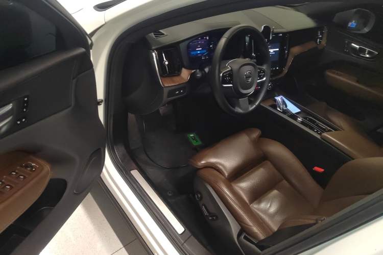 Used Volvo XC60 New Energy 2024 T8 Plug-in Hybrid Long-Range All-Wheel Drive Smart Luxury Edition