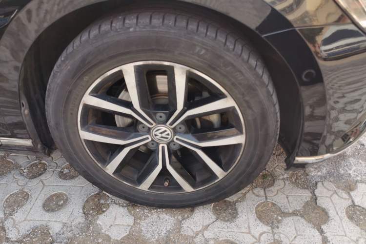 Used Volkswagen Magotan 2017 330TSI DSG Luxury Model Right Front Wheel Hub