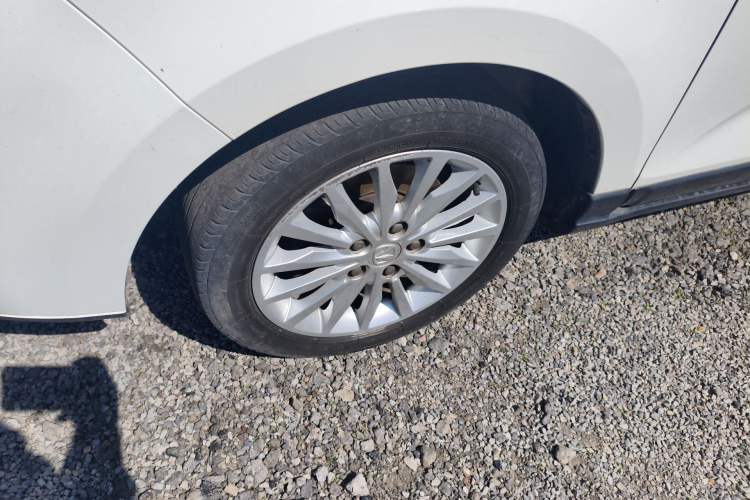 Used BAIC Weiwang M50F 2017 1.5L Comfort Edition Left Front Wheel Hub