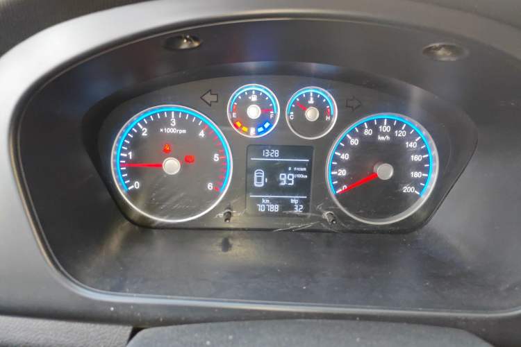 Used Foton Toano 2024 Joy Elephant Multi-Function Model Cummins 2.8T Manual Long Wheelbase Ultra-High Roof with Rear Dual Tires and 7 Seating Capacity Instrument Cluster