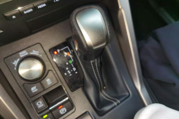 Used Lexus NX 2018 300h All-Wheel-Drive FENGZHI Edition China V Emission Standard Gear Lever