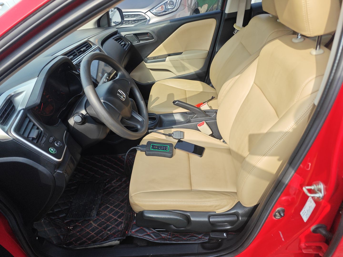 المقاعد الأمامية داخل السيارة