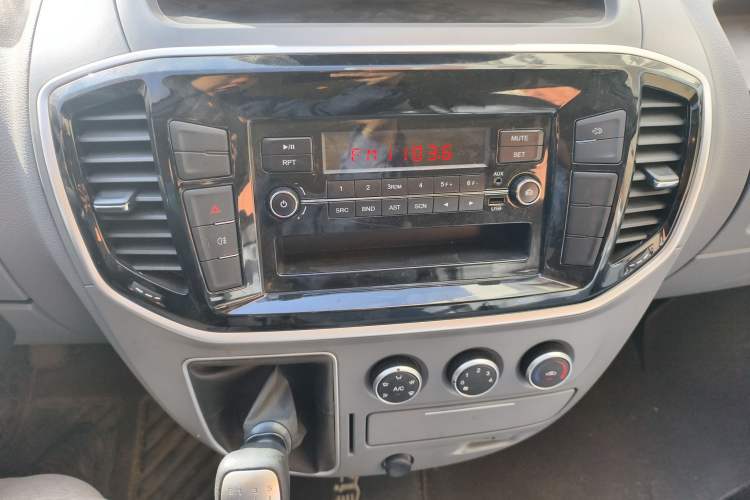 Used SAIC MAXUS Xintu V80 2023 2.0T Manual Classic Aoyuntong Short Wheelbase Mid-Roof 5/6-Seater