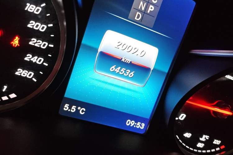 Used Mercedes-Benz V-Class 2022 V 260 Avantgarde Edition Odometer Close Up