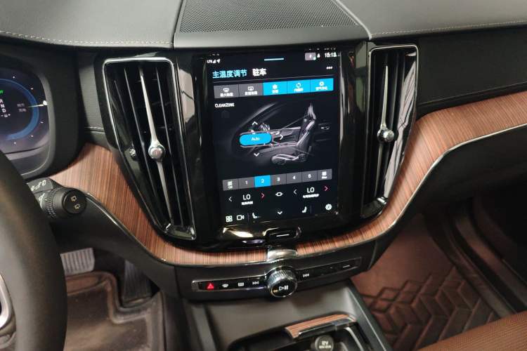 Used Volvo XC60 New Energy 2024 T8 Plug-in Hybrid Long-Range All-Wheel Drive Smart Luxury Edition Audio And AC Panel