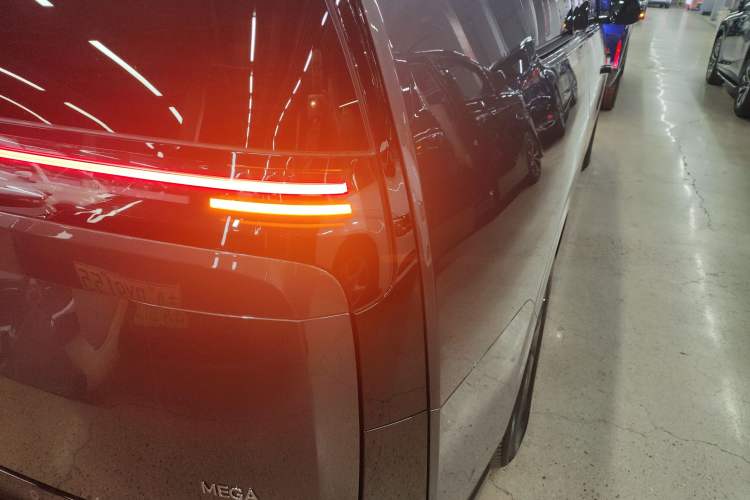 Used Li Auto MEGA 2025 Home Family Special Edition
