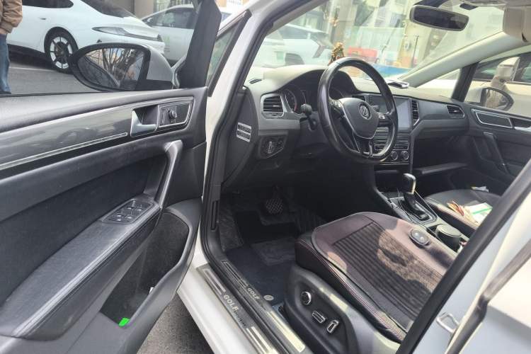 Used Volkswagen Golf Sportsvan 2016 230TSI Automatic Trend Edition Driver Seat