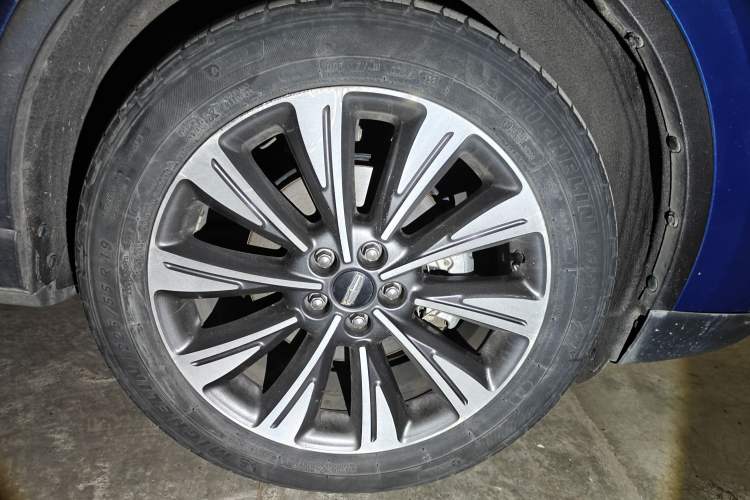 Used Lincoln Corsair 2022 2.0T Two-Wheel Drive Luxury Edition Right Front Wheel Hub