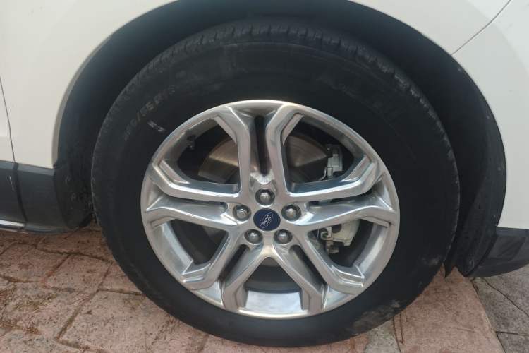 Used Ford Edge 2015 2.0T GTDi Two-Wheel-Drive High-Line Version
