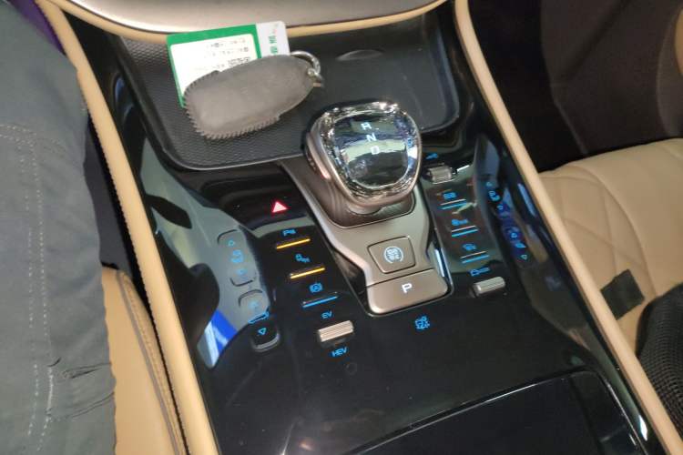 Used Denza D9 2022 DM-i 970 Four-Wheel Drive Prestige Model Gear Lever