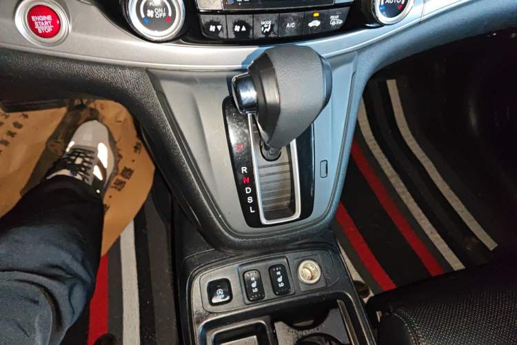 Used Honda CR-V 2015 2.4L four-wheel drive luxury version Gear Lever