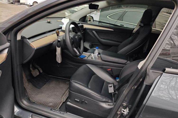 Used Tesla Model Y 2022 Long-Range All-Wheel-Drive Version