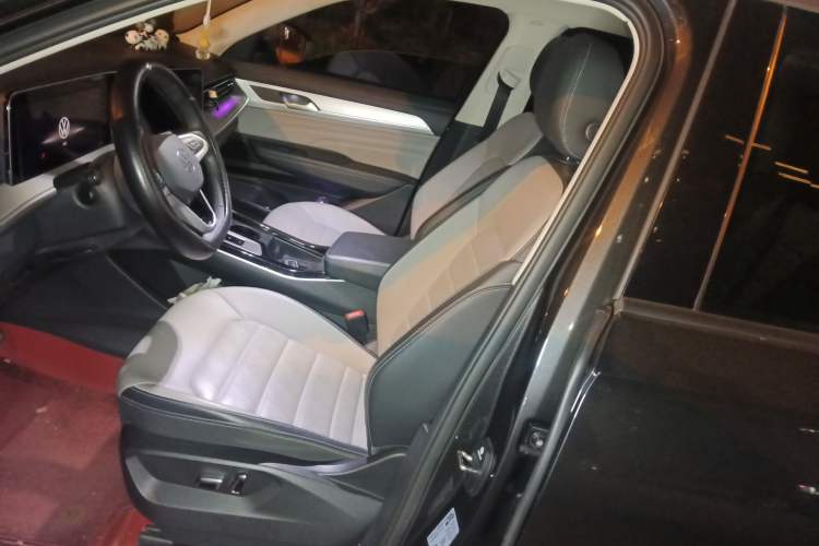 Used Volkswagen Tavendor 2023 330TSI Luxury Touring Edition Left Front Seat