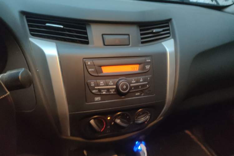 Used Nissan Navara 2017 2.5L Manual 4x4 Standard Edition QR25 Audio And AC Panel