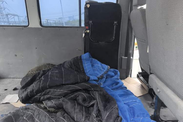 Used Iveco Daily 2022 2.5T A37 M1 Passenger Van 5-9 Seats Long Wheelbase Mid-Roof Design Dual Tires Manual Doors Left Rear Seat