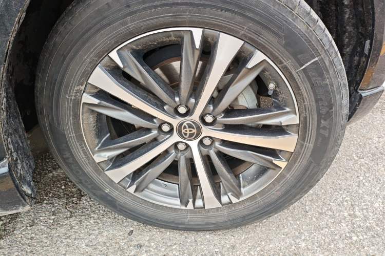 Used Toyota Venza 2023 2.0L CVT Two-Wheel Drive Luxury Edition Right Front Wheel Hub
