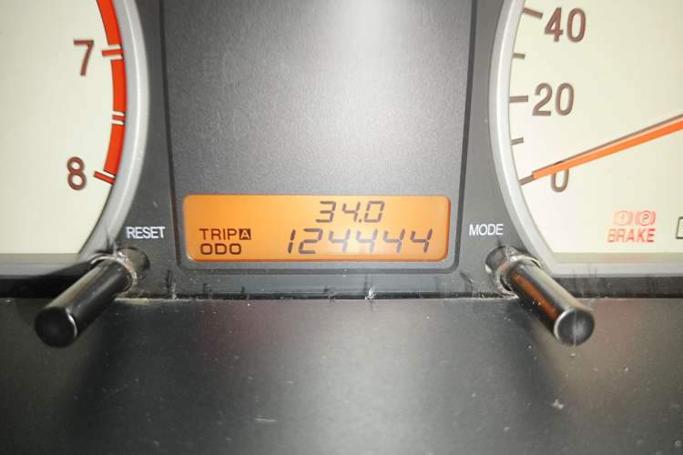 Used Hyundai MoInca 2009 1.8L Manual Luxury Edition GL Odometer Close Up