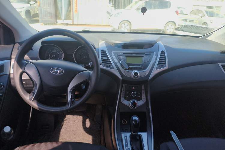 Used Hyundai Elantra (5th Generation / Langdong) 2015 1.6L Automatic Fashion Model Center Console