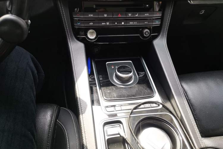 Used Jaguar F-PACE 2016 2.0T Two-Wheel Drive Urban Luxury Edition
