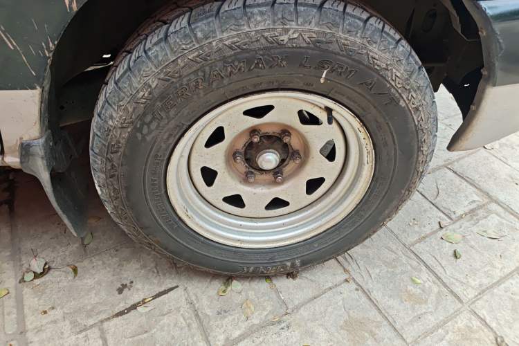 Used Nissan D22 2013 2.4L Gasoline Two-Wheel-Drive Standard Model Right Front Wheel Hub