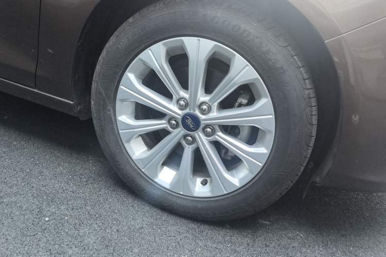 Used Ford Escort 2017 Happiness Edition 1.5L Automatic Fashion Version Right Front Wheel Hub