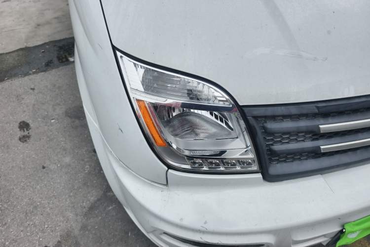 Used SAIC MAXUS Xintu V80 2023 2.0T Manual Classic City Delivery King Long Wheelbase Mid-Roof 3-Seater
