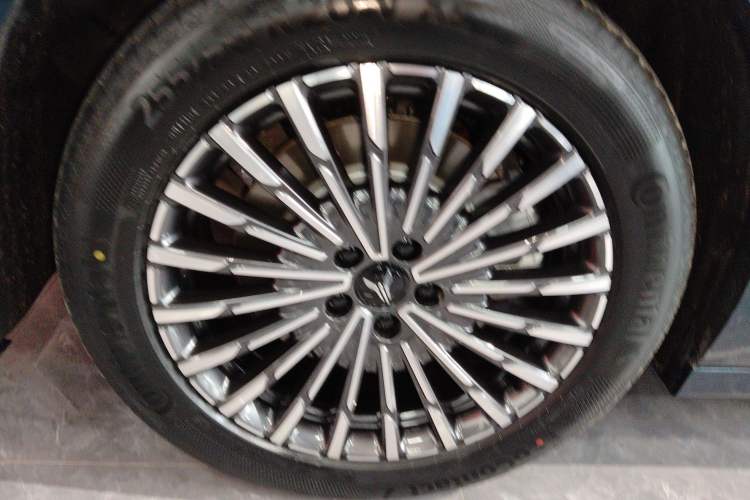 Used VOYAH Dream 2026 Model PHEV Kunpeng Pro Right Rear Wheel Hub