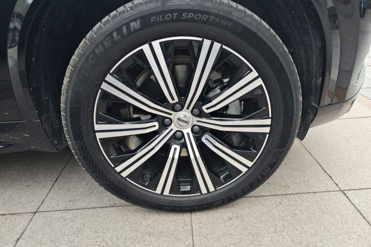 Used Volvo XC90 2024 B5 SmartDrive Luxury Edition 5 Seats Right Front Wheel Hub