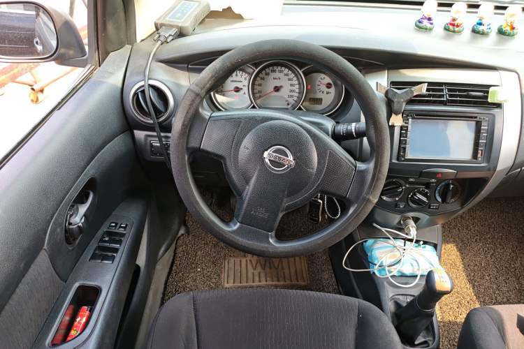 Used Nissan Livina 2010 Jingyue Edition 1.6L Manual All-Around Model Steering Wheel