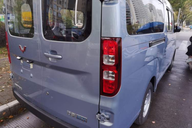 Used Wuling Yangguang 2024 300KM Comfort Version Passenger Van 75kW
