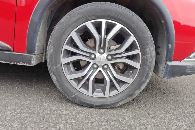 Used Mitsubishi Outlander 2018 2.0L Two-Wheel Drive Glory Edition 5 Seats Right Front Wheel Hub