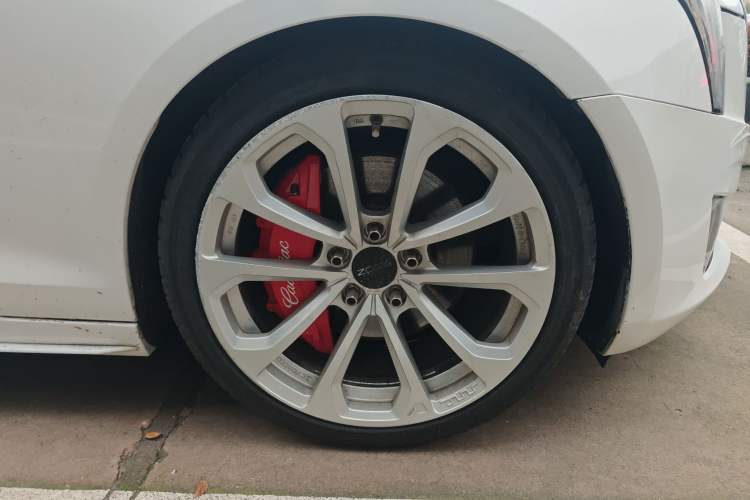 Used Cadillac ATS-L 2014 28T Leading Model Right Front Wheel Hub